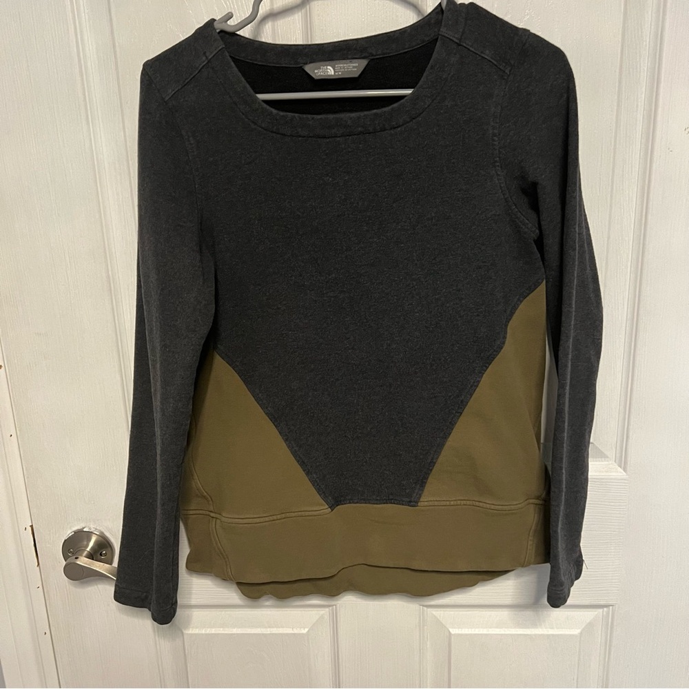 5/$100 The North Face Grey/Green pullover